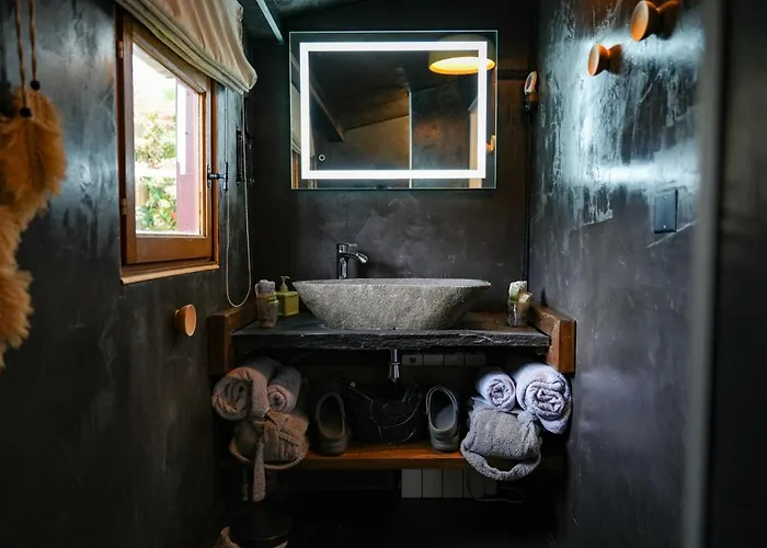 O85 - Cottage & Jacuzzi Feriehus